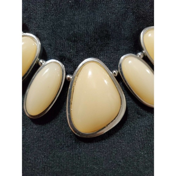 Women's Light peach Oval Pebbles Beaded Necklace. - Picture 5 of 7